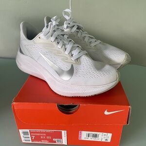 Nike Zoom Winflo White and Silver Sneakers size 7 women’s